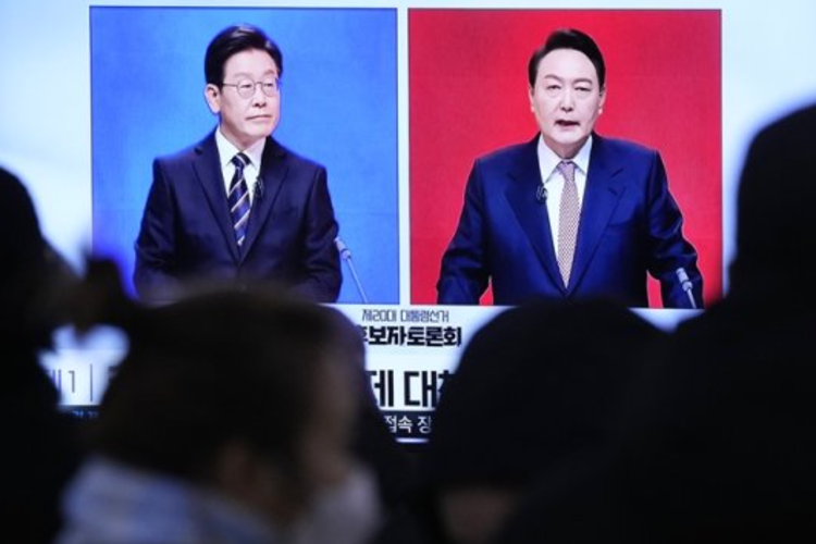 'การต่อสู้ในโคลน' การเลือกตั้งประธานาธิบดีของเกาหลีน่าเกลียด